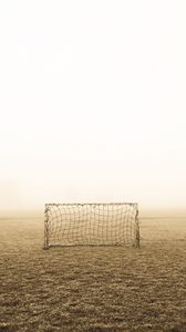 Превью обои ворота, туман, газон, футбол, одиночество