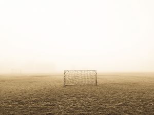 Превью обои ворота, туман, газон, футбол, одиночество