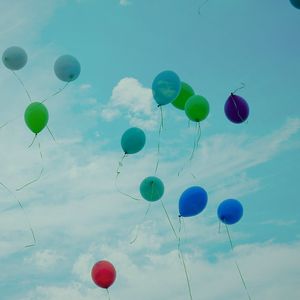 Превью обои воздушные шарики, небо, полет, разноцветный, облака, легкость