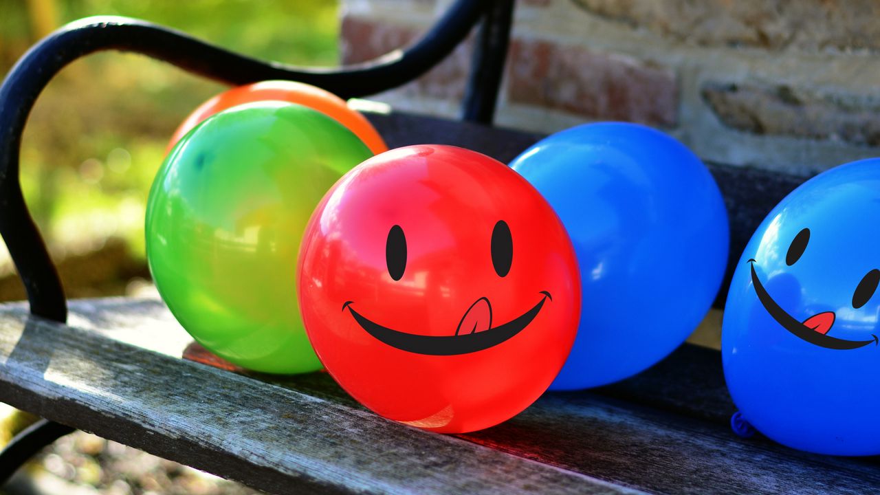Обои воздушные шарики, улыбка, смайлик, разноцветный