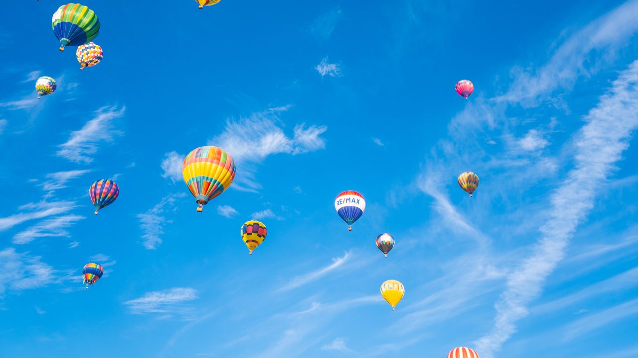 Обои воздушные шары, полет, небо, облака, синий