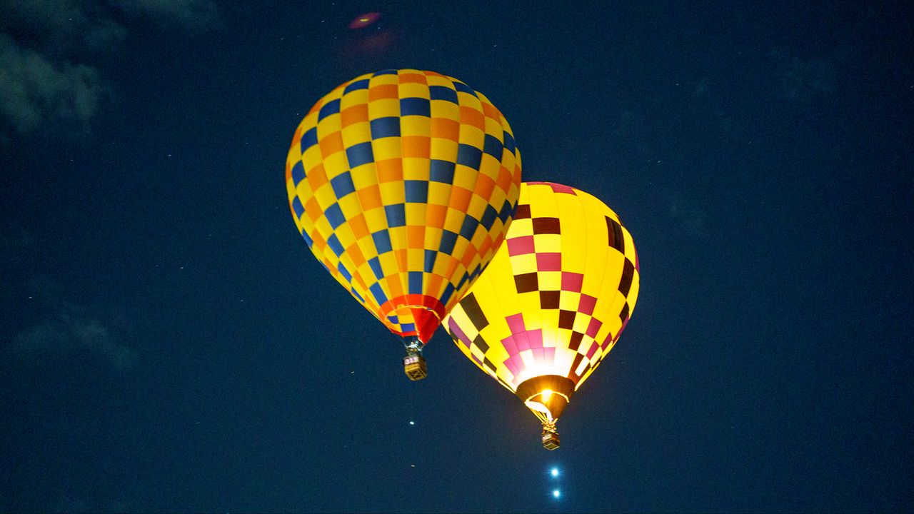Обои воздушные шары, путешествие, облака, небо, полет, высота, темный
