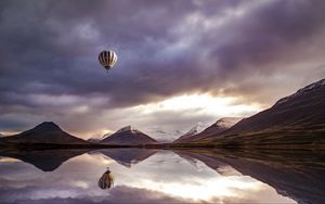 Превью обои воздушный шар, горы, отражение, озеро