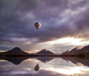 Превью обои воздушный шар, горы, отражение, озеро