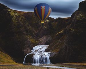 Превью обои воздушный шар, горы, скалы, водопад