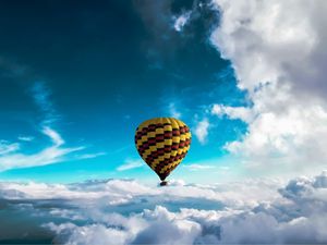 Превью обои воздушный шар, небо, облака, полет, высота, пестрый
