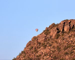 Превью обои воздушный шар, скалы, горы, небо