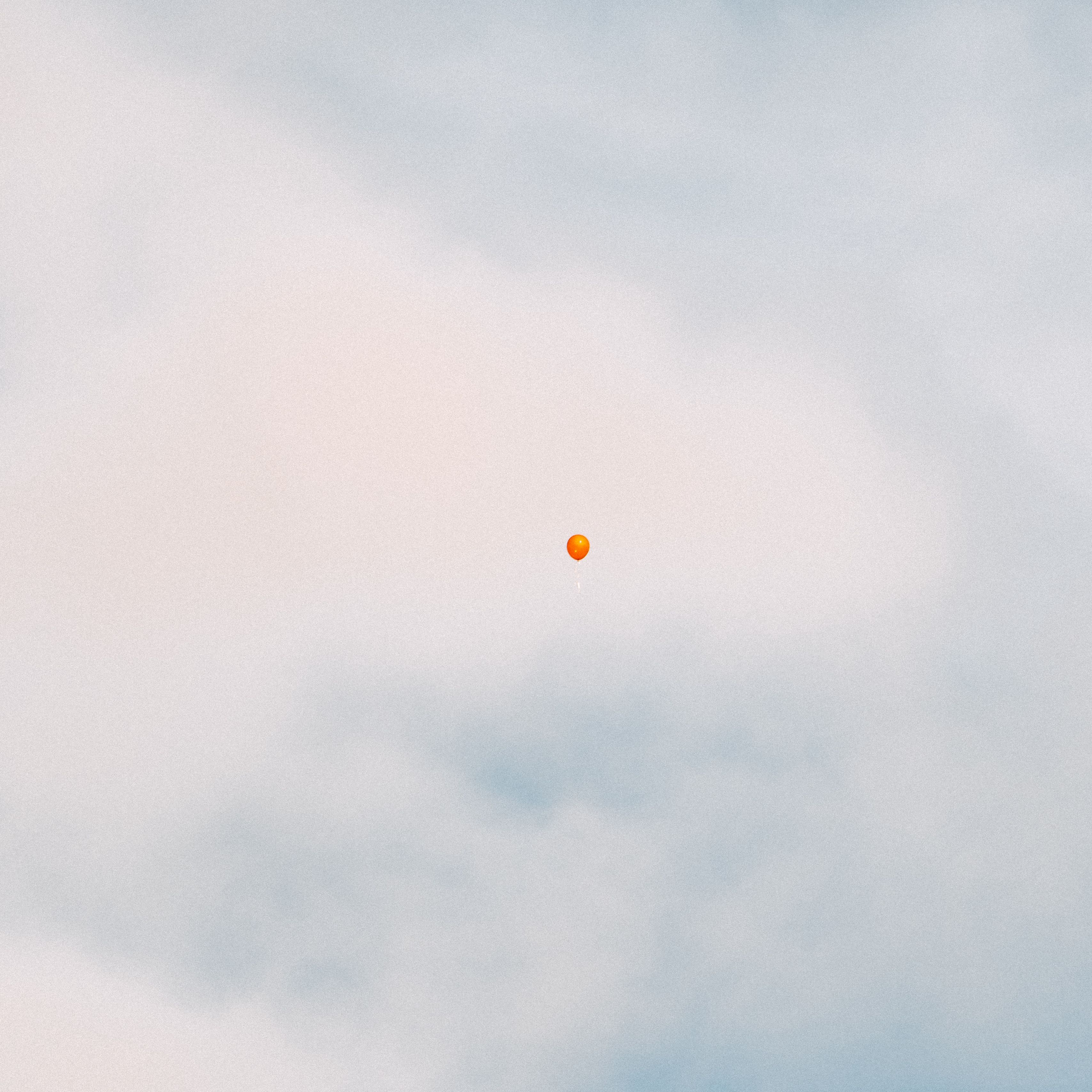 Fly height. Пульсирующий желтый шар в небе. Смайлы шарики в небе. Опасность при запуске шаров в небо. Два шара в небе со стороны Москвы что такое.