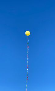 Превью обои воздушный шарик, небо, желтый, синий, минимализм