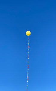 Превью обои воздушный шарик, небо, желтый, синий, минимализм