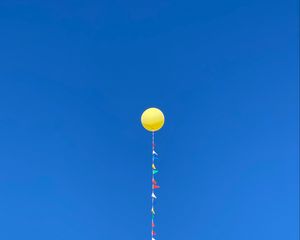 Превью обои воздушный шарик, небо, желтый, синий, минимализм