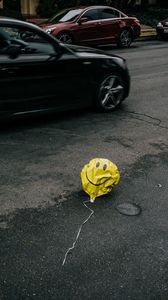 Превью обои воздушный шарик, смайлик, sad, дорога, асфальт, машины