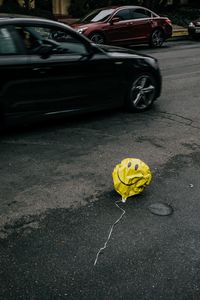 Превью обои воздушный шарик, смайлик, sad, дорога, асфальт, машины