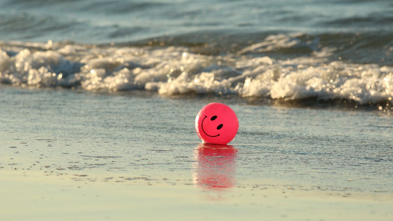 Обои воздушный шарик, смайлик, улыбка, море, вода, прибой