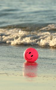 Превью обои воздушный шарик, смайлик, улыбка, море, вода, прибой