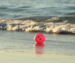 Превью обои воздушный шарик, смайлик, улыбка, море, вода, прибой