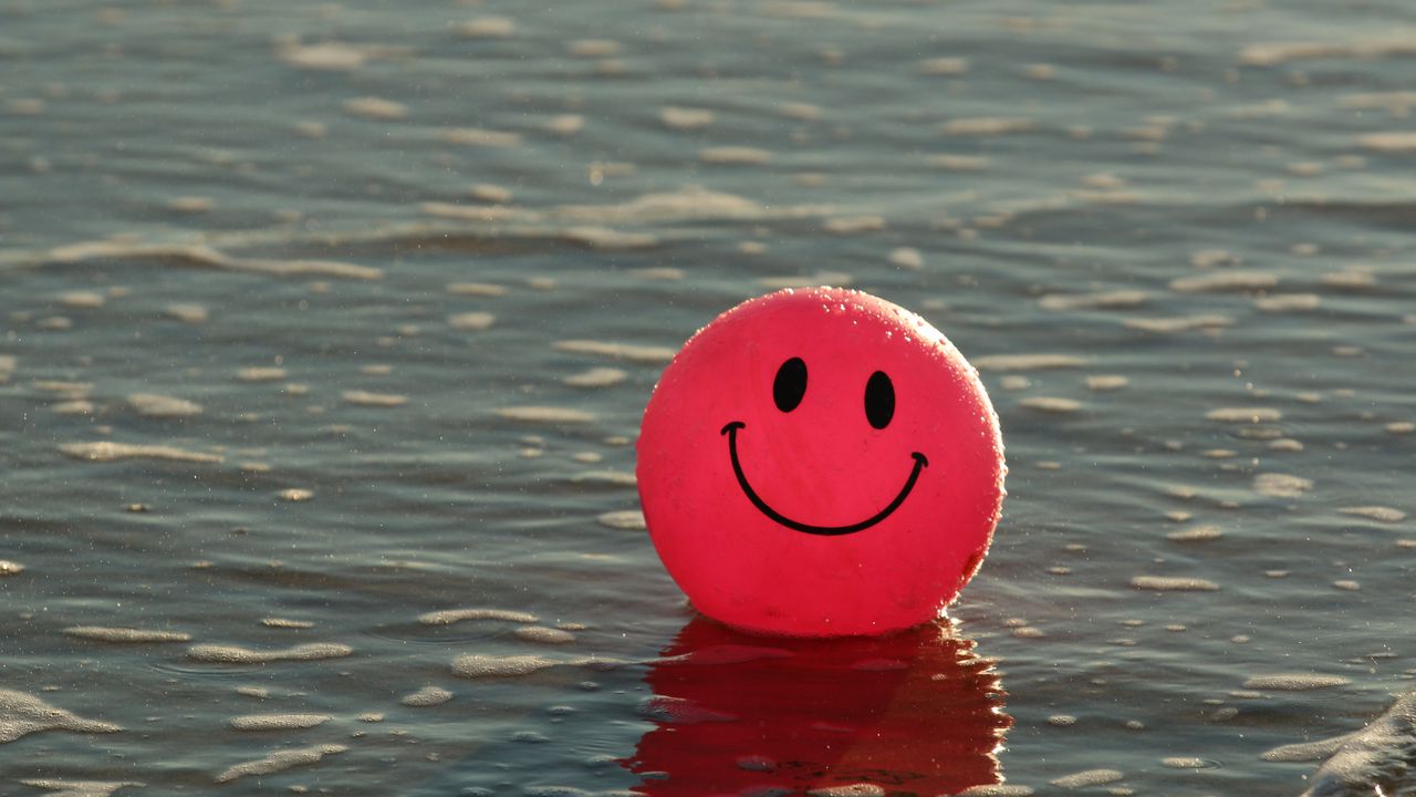 Обои воздушный шарик, улыбка, смайлик, счастливый, вода