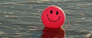 Превью обои воздушный шарик, улыбка, смайлик, счастливый, вода