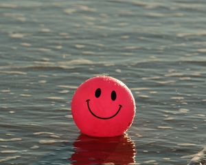Превью обои воздушный шарик, улыбка, смайлик, счастливый, вода
