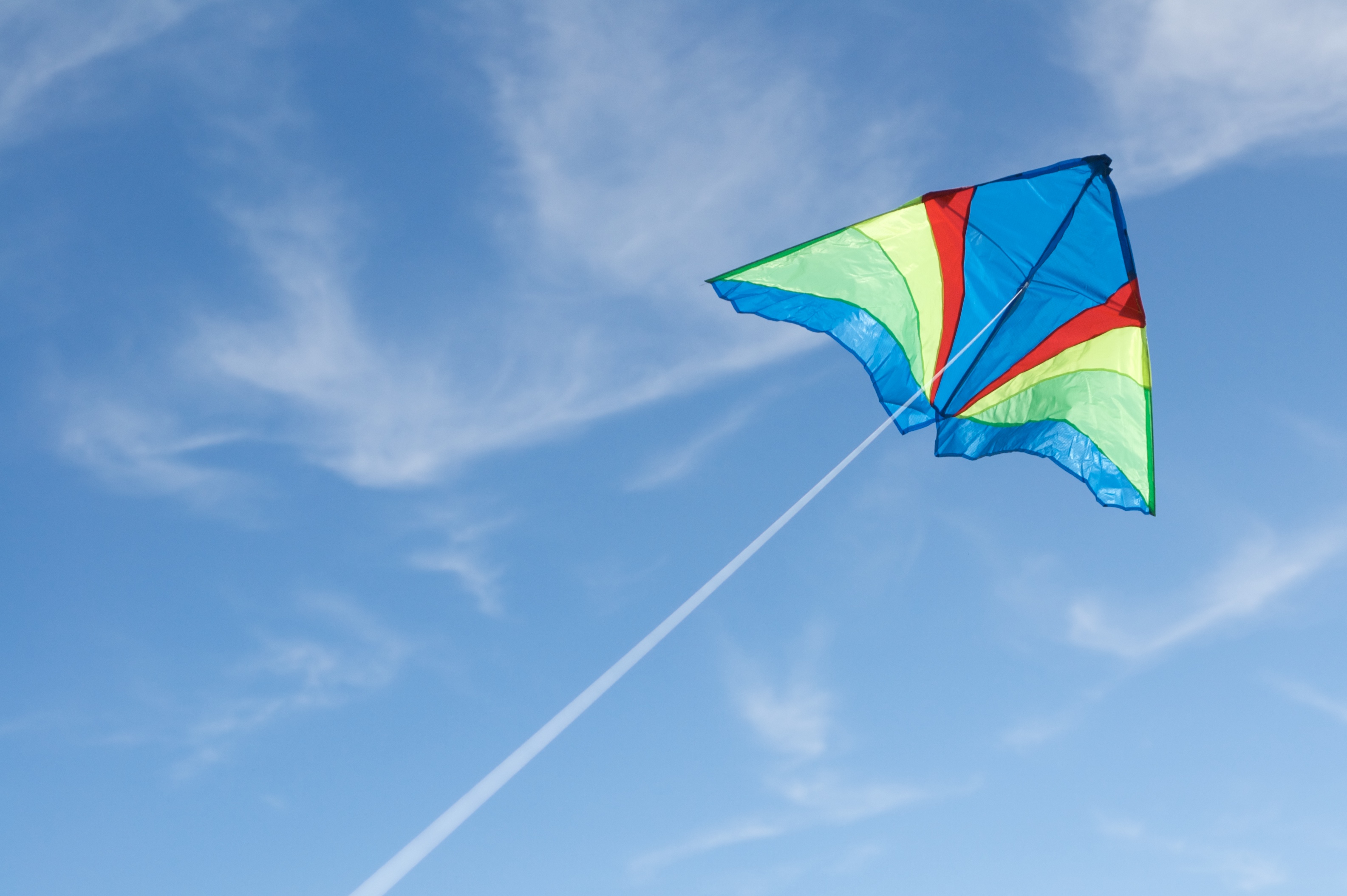 A kite. Полет воздушного змея. Воздушный змей обои. The Kite. Воздушный змей на фоне неба.