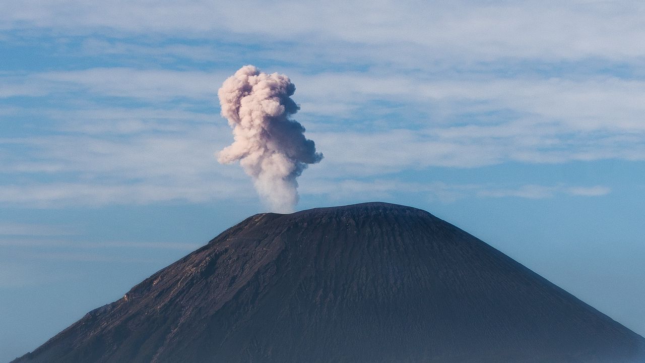 Обои вулкан, дым, извержение, кратер, гора
