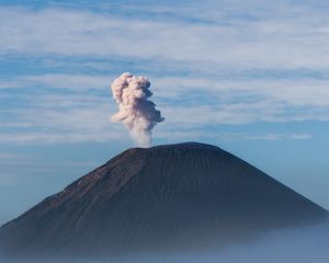 Превью обои вулкан, дым, извержение, кратер, гора