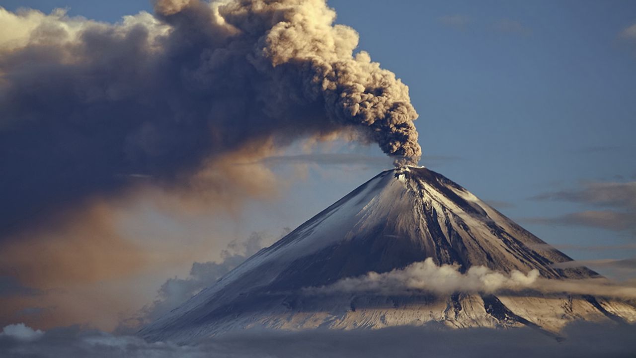 Обои вулкан, извержение, дым