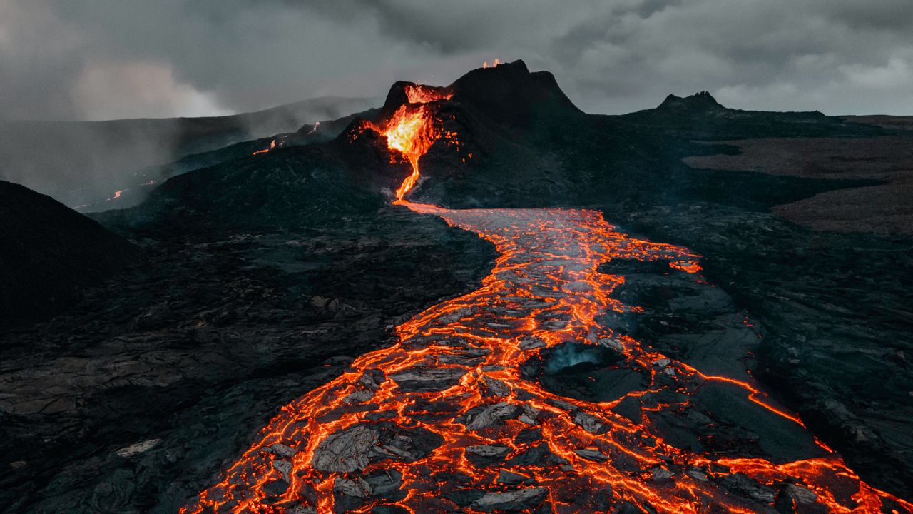 Обои вулкан, извержение, лава, камни, горячий