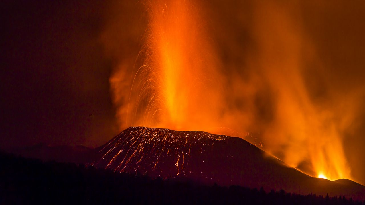 Обои вулкан, извержение, лава, брызги