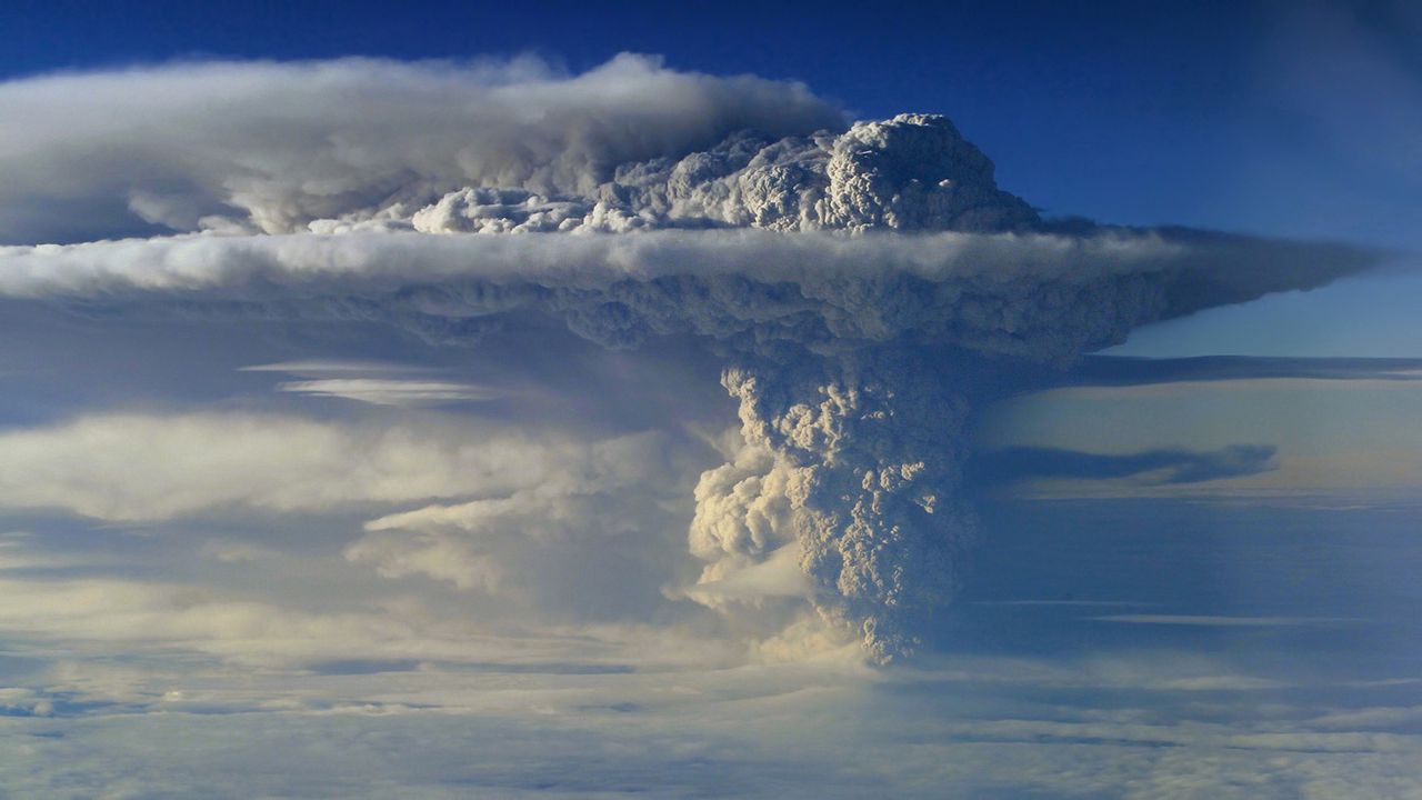 Обои вулкан, извержение, небо, дым, столб, облака, высота