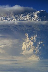 Превью обои вулкан, извержение, небо, дым, столб, облака, высота