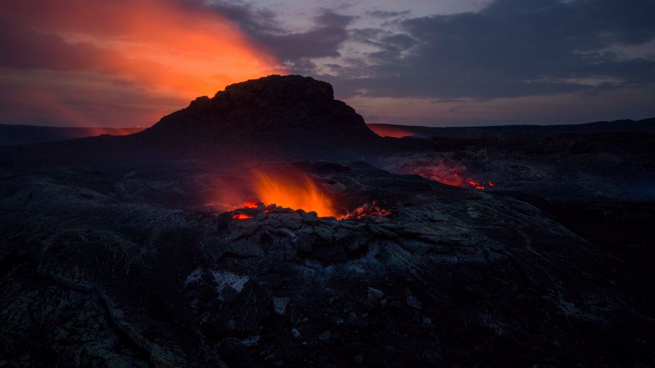 Обои вулкан, кратер, горячий, магма, огонь