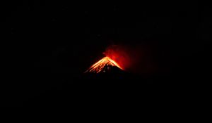 Превью обои вулкан, кратер, извержение, ночь, темный