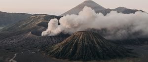 Превью обои вулкан, кратеры, дым, извержение, рельеф, вулканический