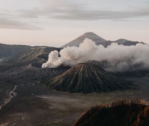 Превью обои вулкан, кратеры, дым, извержение, рельеф, вулканический