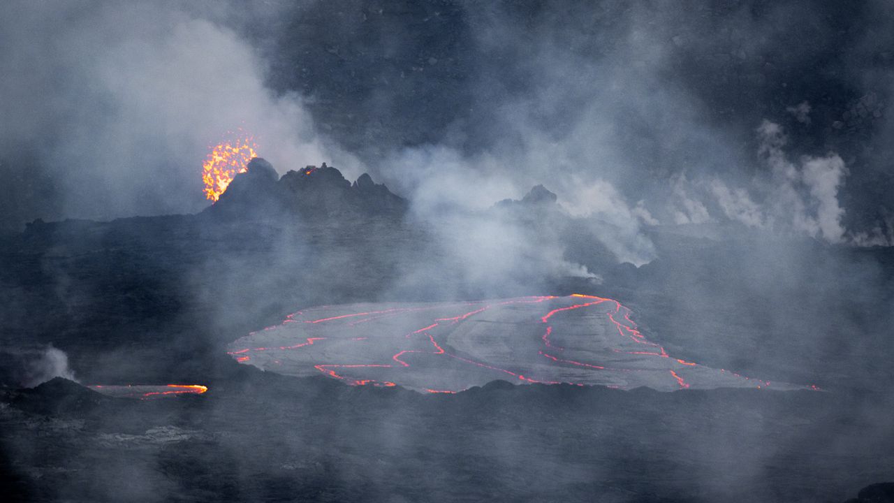 Обои вулкан, лава, дым, извержение
