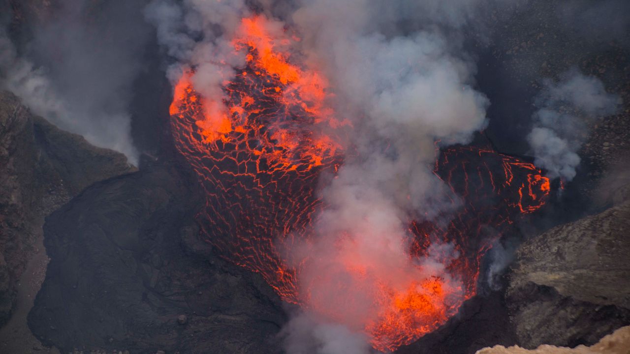 Обои вулкан, лава, извержение, дым, пепел, горячий, кратер