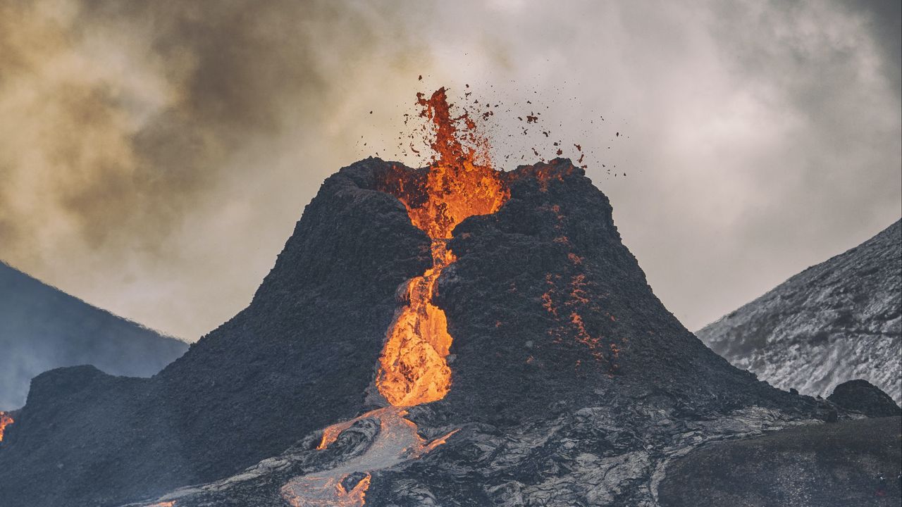 Обои вулкан, лава, извержение, горячий