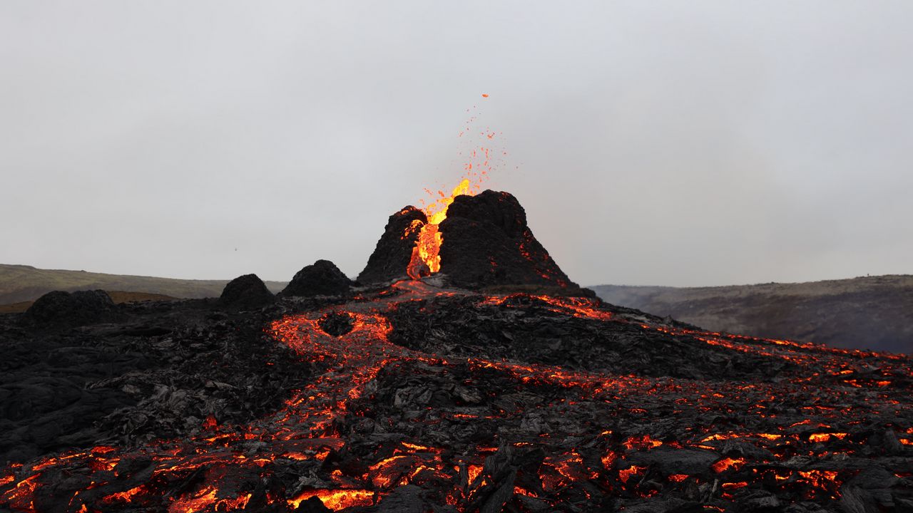 Обои вулкан, лава, извержение, брызги, горячий