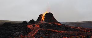 Превью обои вулкан, лава, извержение, брызги, горячий