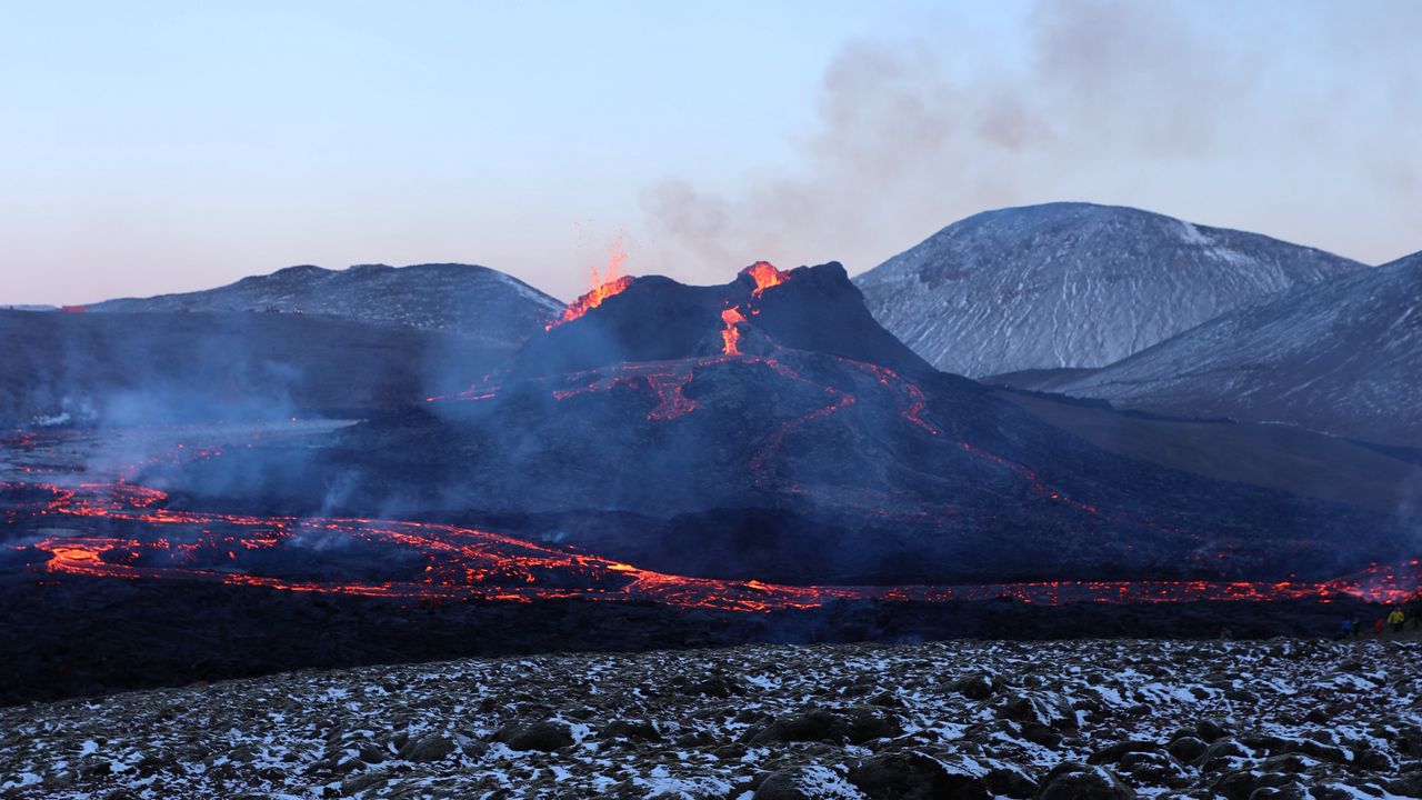 Обои вулкан, лава, извержение, дым, природа