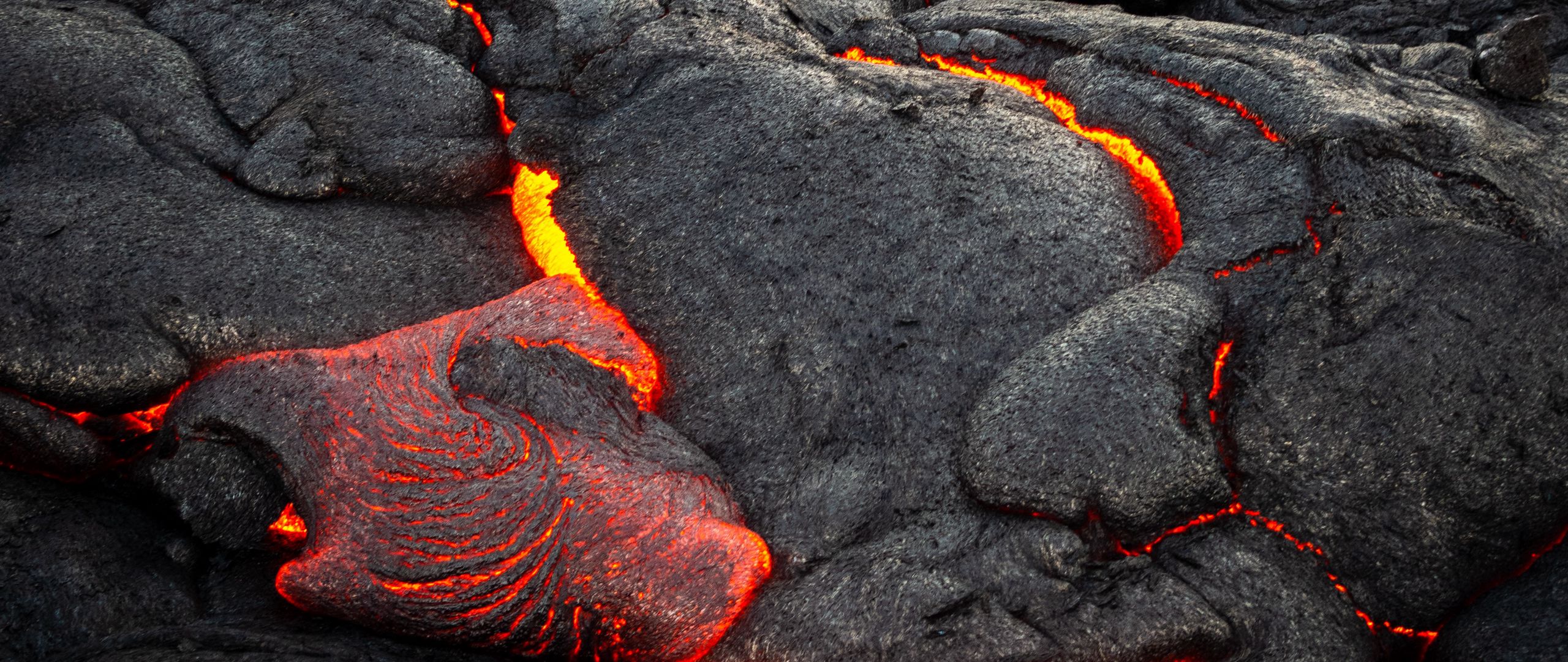Трещина в лаве. Застывшая вулканическая лава. Вулканическая лава Melatone. Вулканические трещины. Лава трещины.