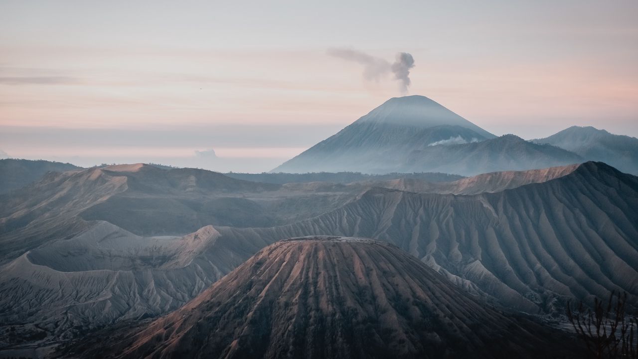 Обои вулкан, вершина, дым, туман, пейзаж