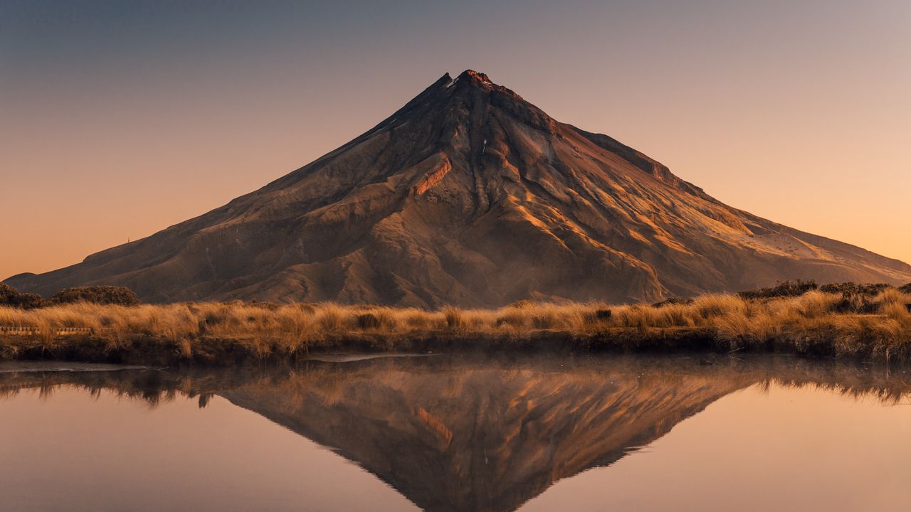 Обои вулкан, вершина, отражение