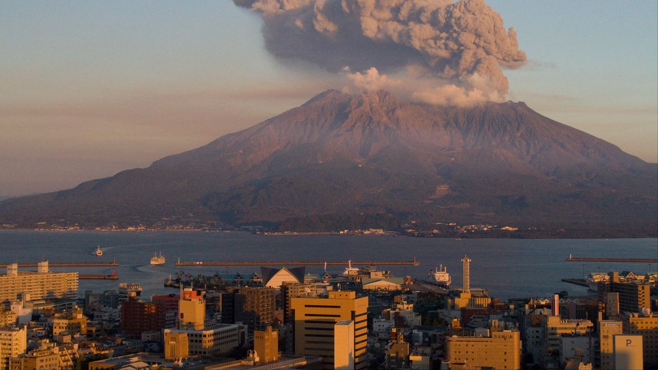 Обои вулкан, здания, город, море, япония