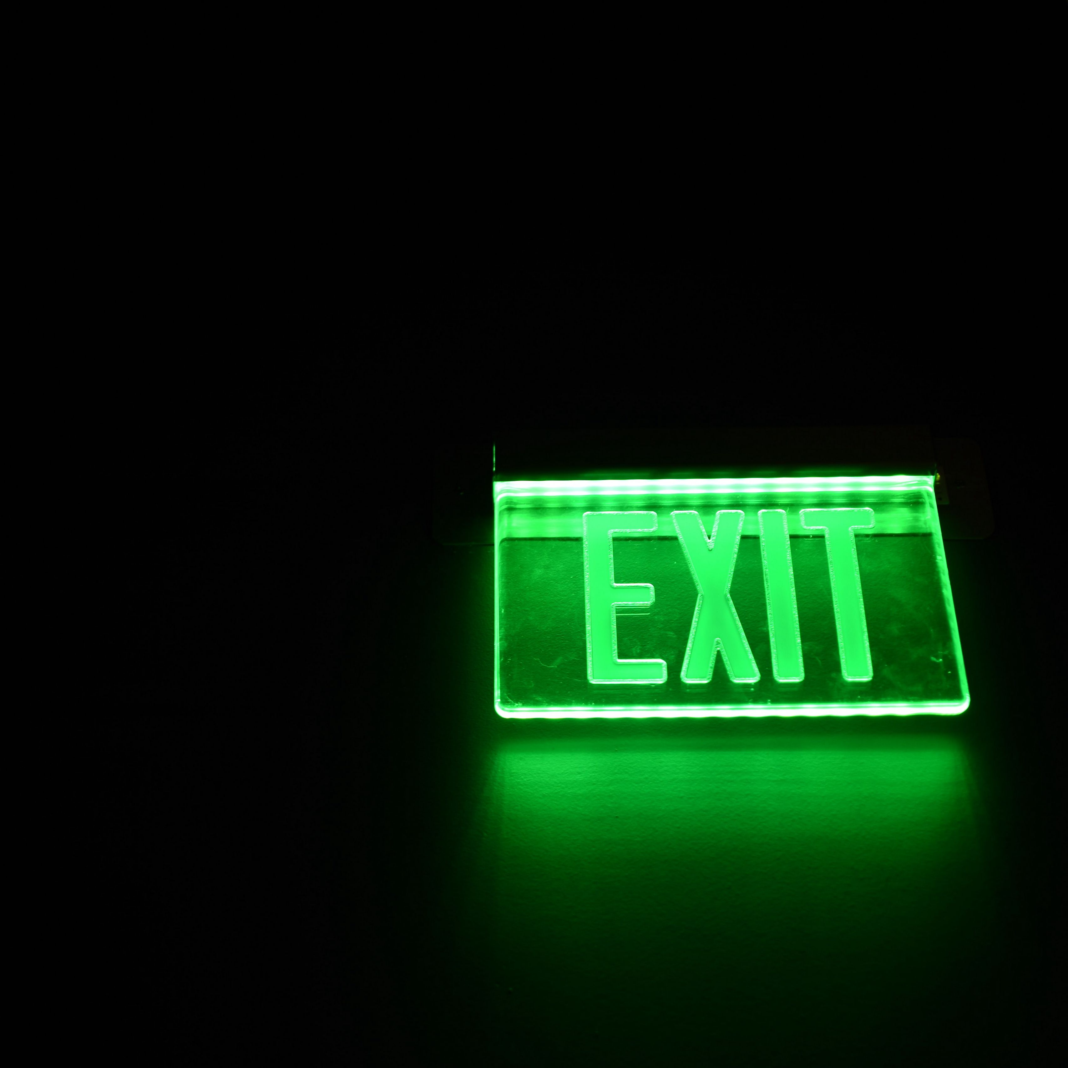 Exit неон. Зеленый неон. Салатовый неон. Обои на телефон exit.