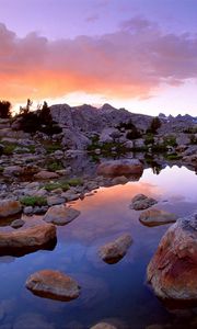 Превью обои wind river range, wyoming, камни, река, горы, вечер, небо, трава