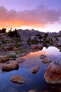 Превью обои wind river range, wyoming, камни, река, горы, вечер, небо, трава