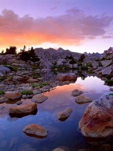 Превью обои wind river range, wyoming, камни, река, горы, вечер, небо, трава