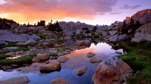 Превью обои wind river range, wyoming, камни, река, горы, вечер, небо, трава